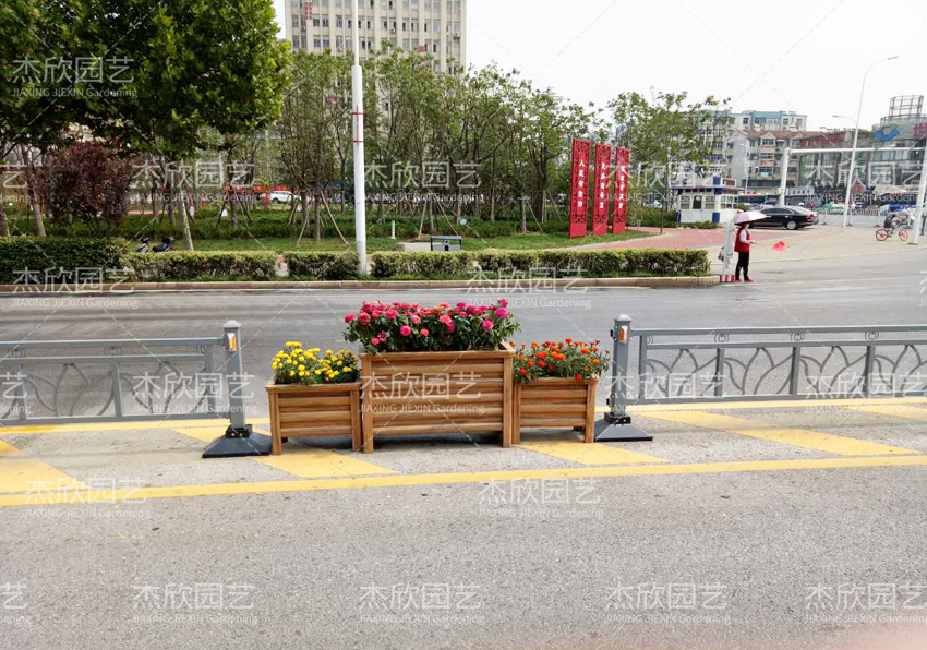 為什么大家都選擇護(hù)欄花箱？