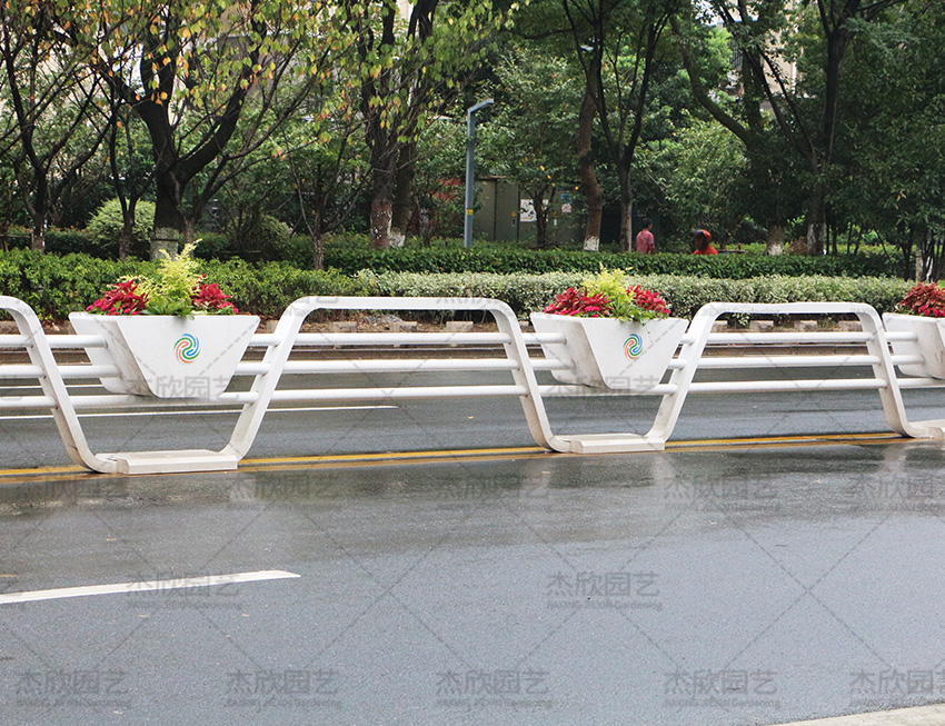 各種花箱道路護欄效果區(qū)別？